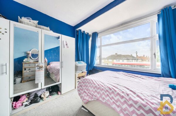 Collier Row Lane, Romford, RM5 3DT