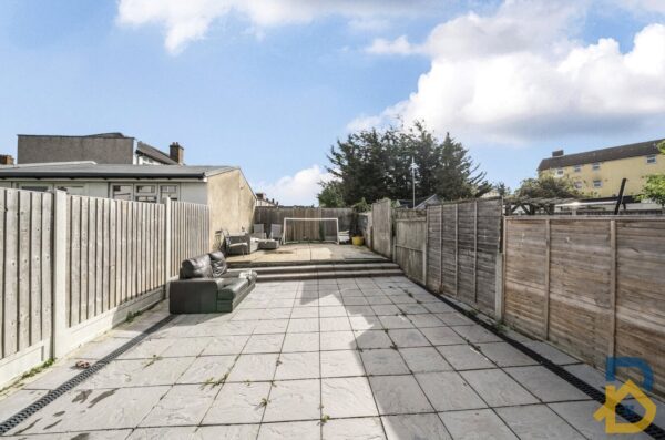 Collier Row Lane, Romford, RM5 3DT