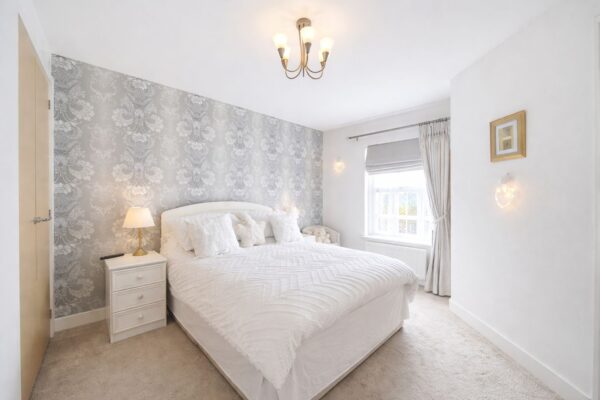 Hyde Close, Kensington Court, RM1