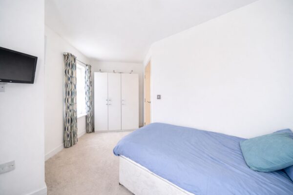 Hyde Close, Kensington Court, RM1