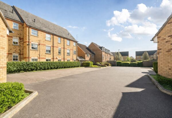 Hyde Close, Kensington Court, RM1