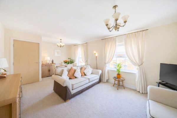 Hyde Close, Kensington Court, RM1