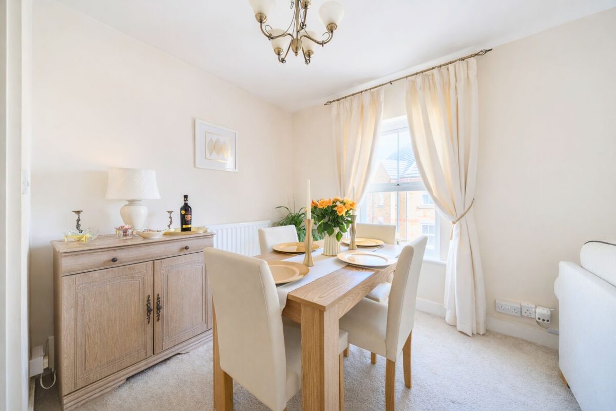 Hyde Close, Kensington Court, RM1