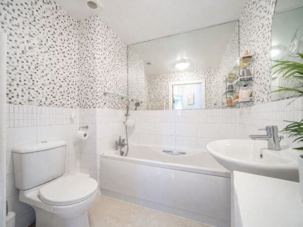 Hyde Close, Kensington Court, RM1