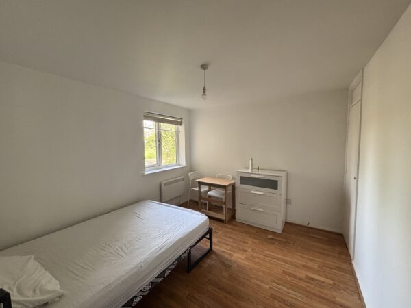 Naunton Way, Hornchurch, RM12