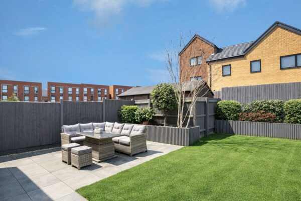 Holmesley Road, Borehamwood, WD6