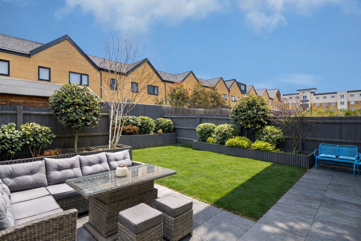 Holmesley Road, Borehamwood, WD6