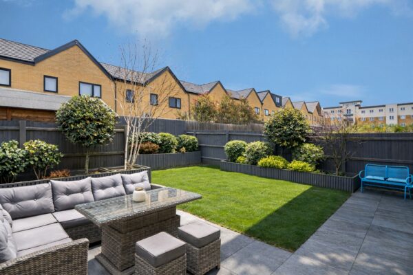 Holmesley Road, Borehamwood, WD6