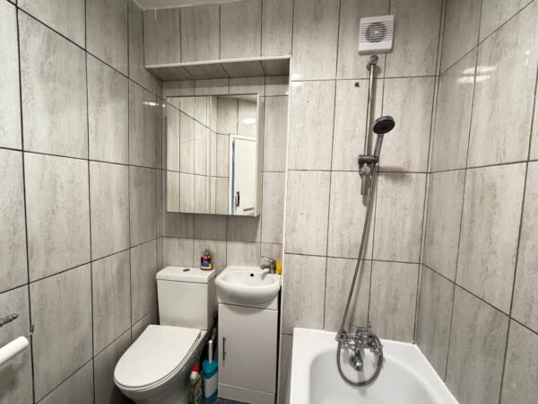 Wood Lane, Dagenham, RM8