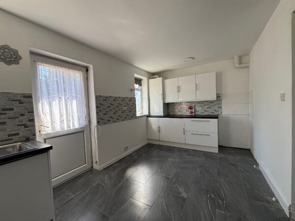 Wood Lane, Dagenham, RM8