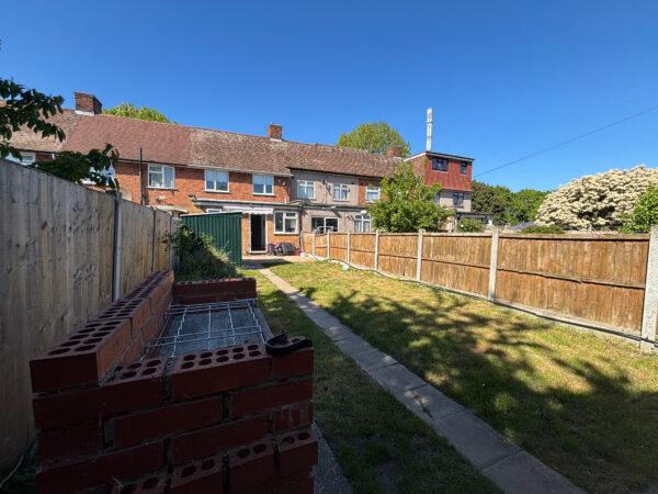 Wood Lane, Dagenham, RM8