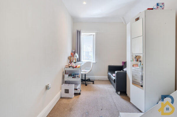 Parsloes Avenue, Dagenham, RM9