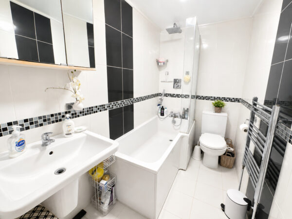 Avenue Road, Chadwell Heath, RM6