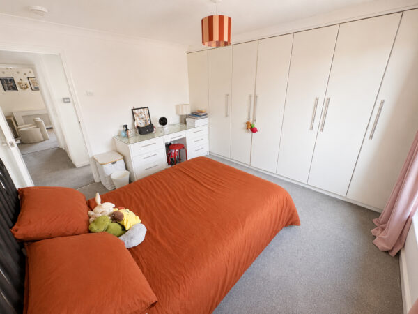 Sunrise Avenue, Hornchurch, RM12