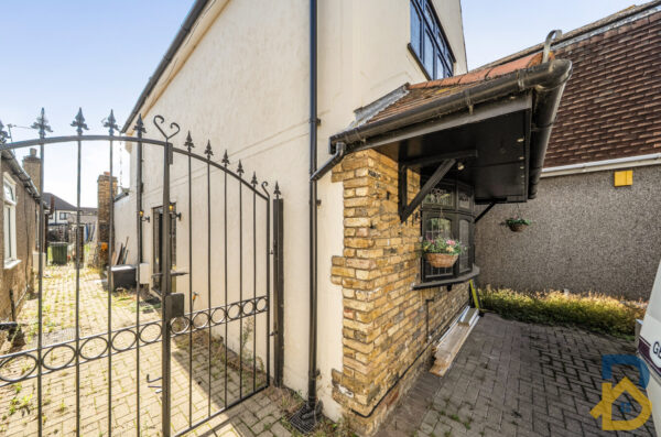 Upminster Road North, Rainham, RM13