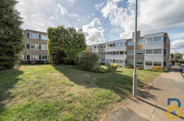 Carlton Close, Upminster, RM14