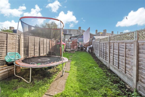 Porters Avenue, Dagenham, RM9