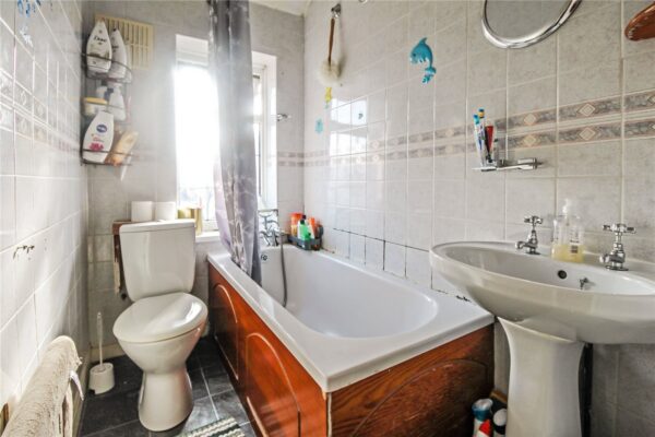 Porters Avenue, Dagenham, RM9