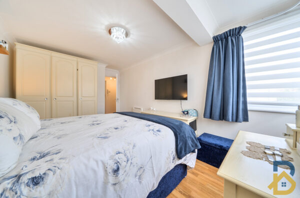 Carlton Close, Upminster, RM14